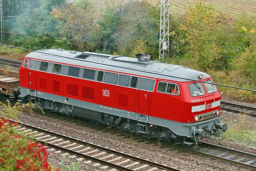 Hetzerath, die  218 319-4  von Trier kommend in Richtung Koblenz. Einer meiner lieblings Lok's. Aufgenommen am 11-10-2009 in der Nhe vom Hetzerather Bahnhof