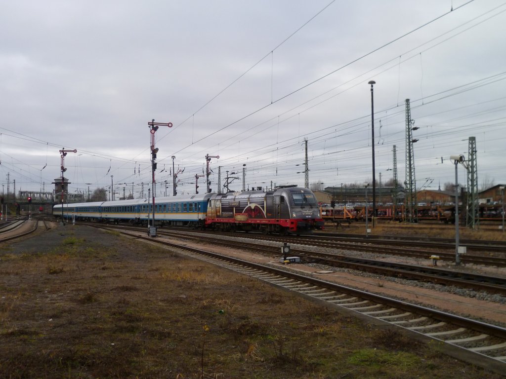 Heut am 26.12.11 war es wieder soweit. 183 001 bespannte den VX von Zwickau/Sachs. nach Berlin. Hier bei der Einfahrt in Zwickau/Sachs.