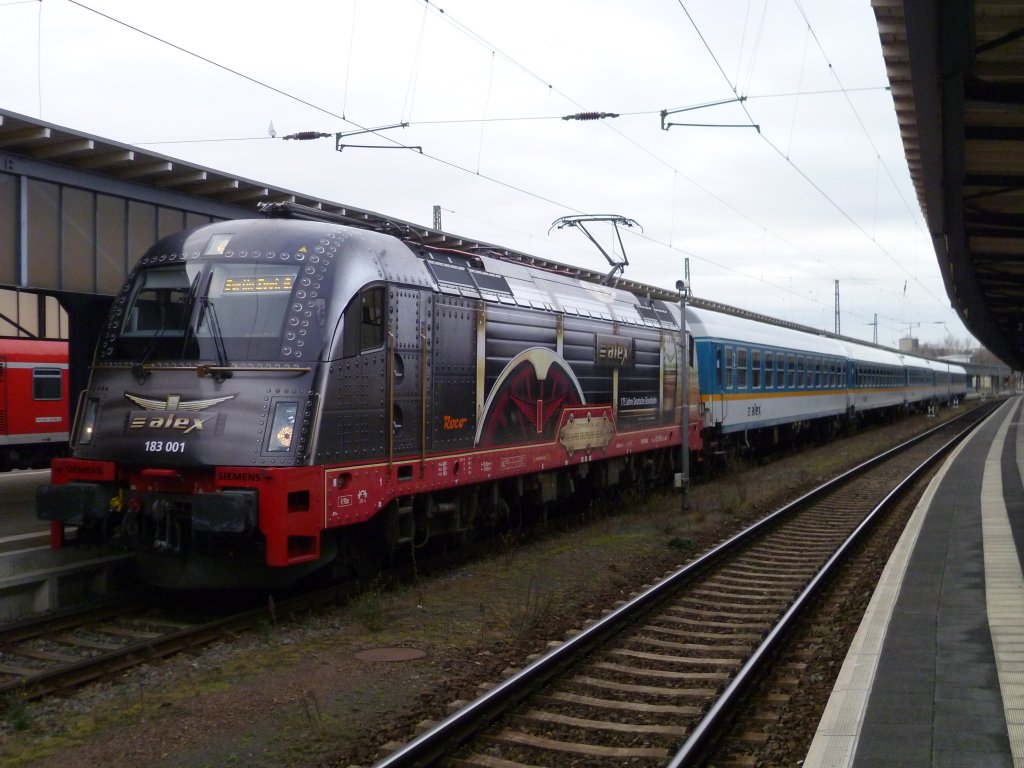 Heut am 26.12.11 war es wieder soweit. 183 001 bespannte den VX von Zwickau/Sachs. nach Berlin. Hier in Zwickau/Sachs.