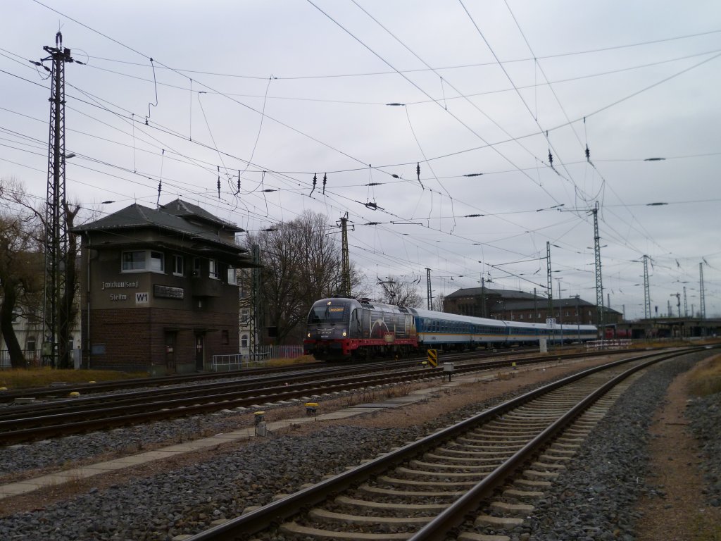 Heut am 26.12.11 war es wieder soweit. 183 001 bespannte den VX von Zwickau/Sachs. nach Berlin. Hier bei der Ausfahrt in Zwickau/Sachs.

