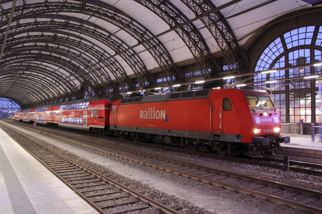 Heute (23.11.2010) gab es mal wieder ein bisschen Abwechslung bei der S-Bahn Dresden. Auf der S1 war 145 038-6 im Einsatz. Hier ist sie beim Halt in Dresden Hbf zu sehen. 