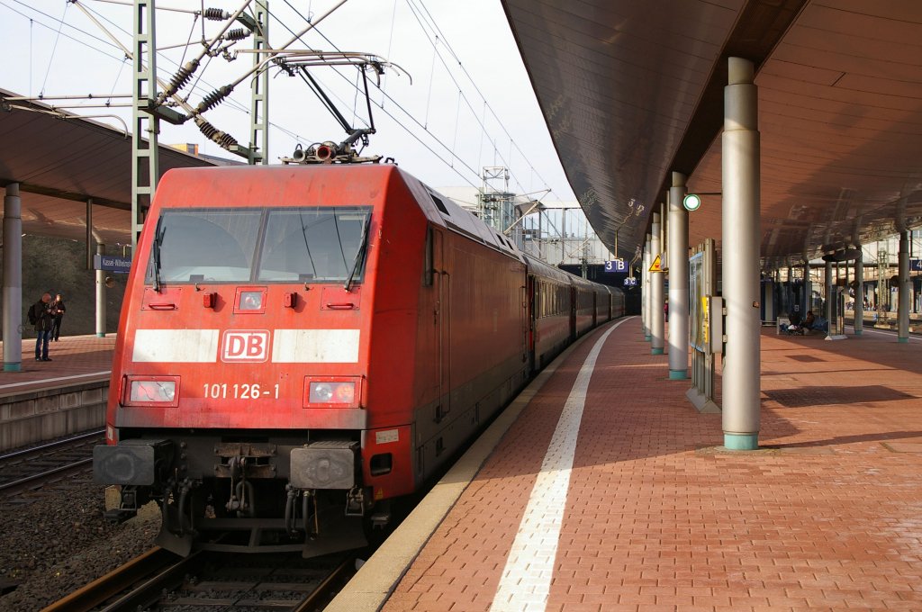 Heute als Schlulicht des IC`s Richtung Hamburg-Altona, die 101 126-1 in Kassel-Wilhelmshhe (3.3.2012).