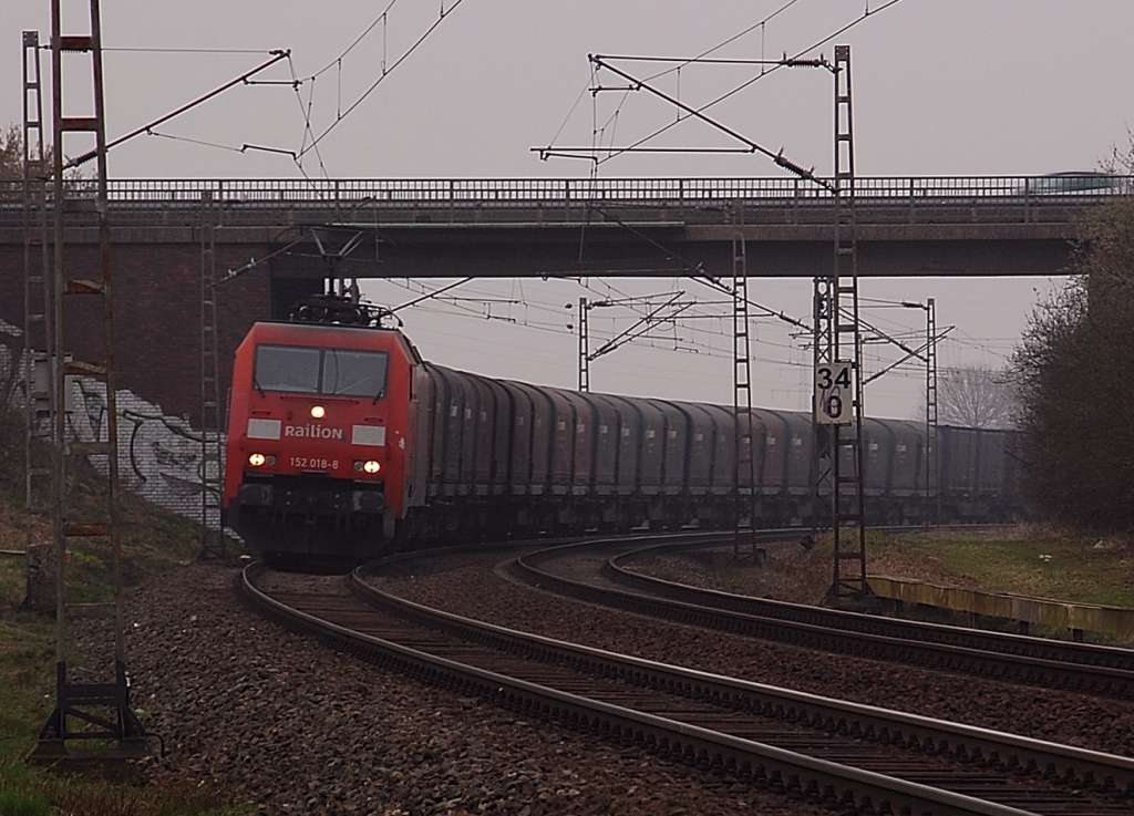 Heute am 17. Mrz 2011 kommt die 152 018-8 mit dem Gterzug Nievenheim-Gttingen auf Umleiterwegen die Noithausener Kurve hinauf gefahren.