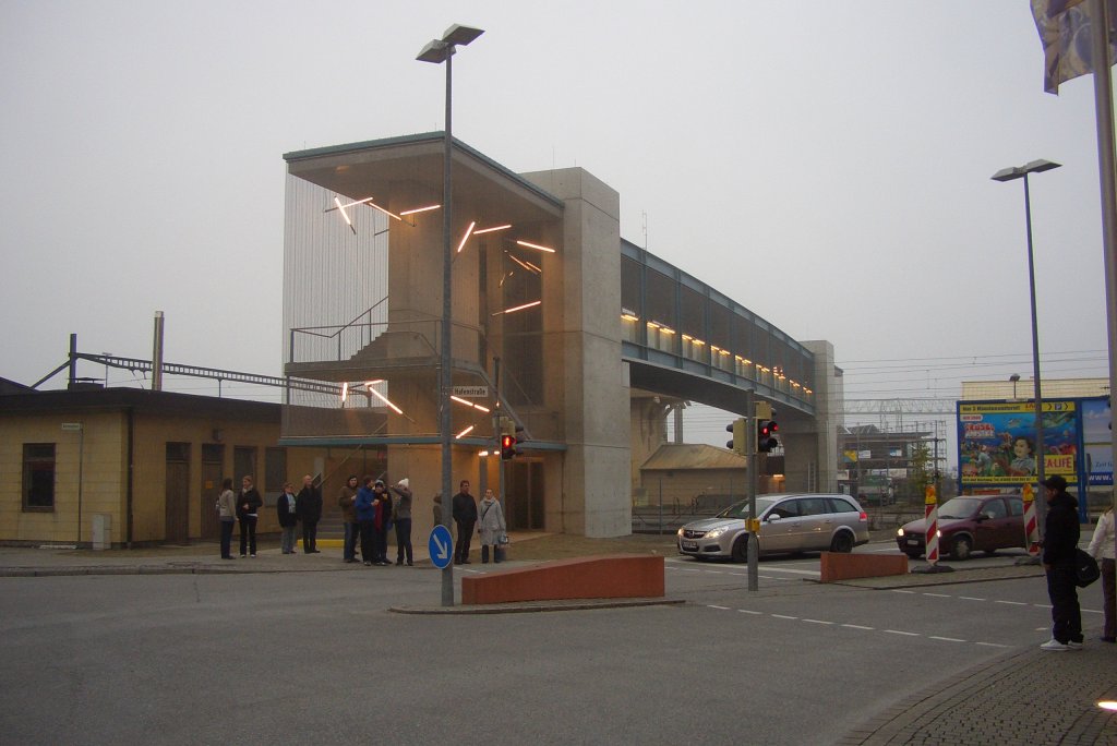 Heute, am 21.11.09 wurde in Konstanz feierlich die neue Fahrrad- und Fussgngerbrcke ber den Gleisen erffnet.
Sie ersetzt die schon lange abgebrochene alte Stahlbrcke.
Meiner Meinung nach schonmal ein wichtiger Grundstein zur Sanierung des fast wie eine Kloake wirkenden Bahnhofs (ausser den neuen Schildern und Zugzielanzeiger und selbstverstndlich den Zgen, die den Bahnhof anfahren). So soll doch 2011 noch ein Abgang auf Gleis 2/3 erffnet werden.