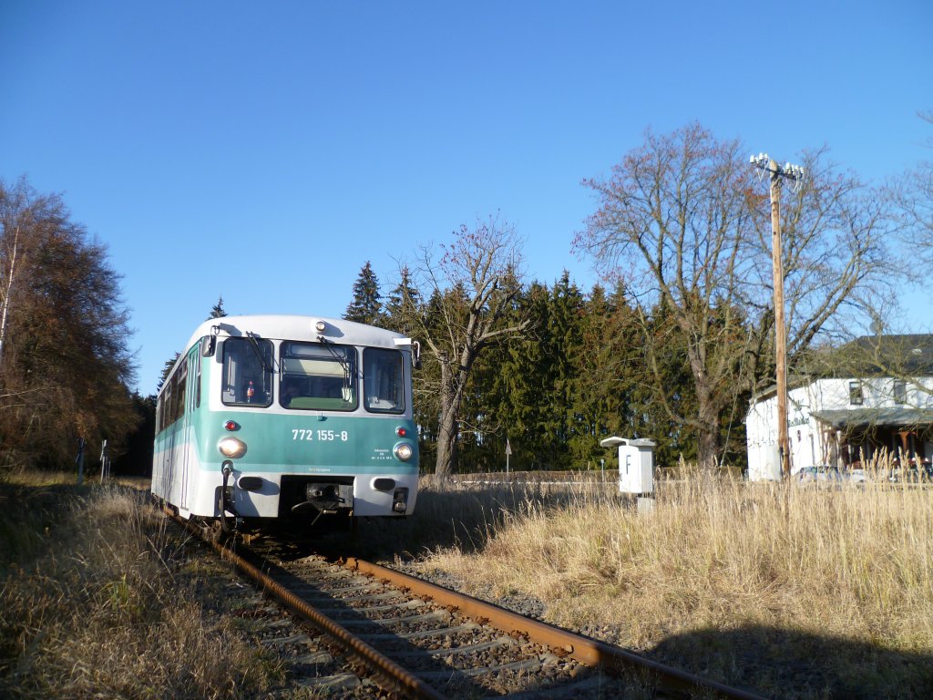Heute am 27.11.11 wurde wieder auf der Strecke Schnberg-Langenbuch gefahren. Hier 772 155-8 am Endpunkt in Langenbuch. Am nchsten Wochenende wird dann bis Schleiz West gefahren. 


