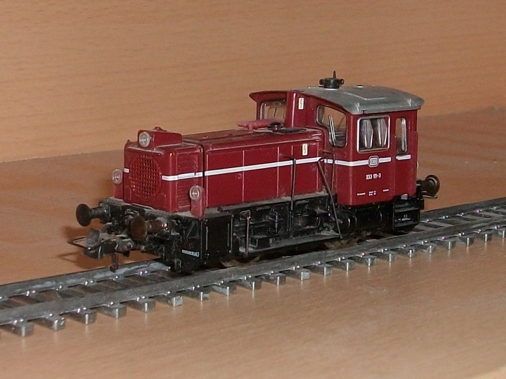 Heute am 28.Oktober 2010 habe ich die Marke von 3333 Bahnbilder erreicht,dazu passend Roco`s Kleindiesellok 333 111 in H0.