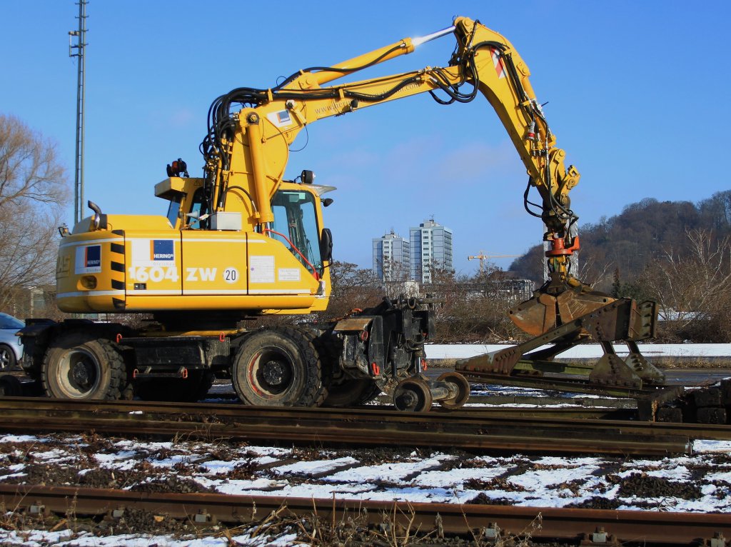 Heute am Rosenmontag (20.02.2012) haben die Abrissarbeiten in Aachen West begonnen. Ein Atlas Zweiwegebagger der Firma Hering Gleisbau GmbH rumt hier einen Prellbock auf Seite. Die Bahn hat hier ca.250.000 m, das sind etwa 40 % des Bahnhofs verkauft um fr den Campus Westbahnhof der RWTH Aachen Platz zu machen.