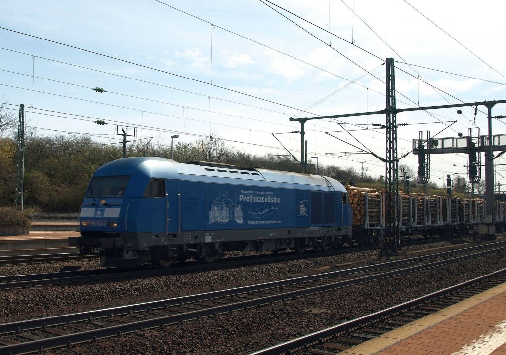 Heute auch zu Gast in Kassel-Wilhelmshhe, Herkules der Prenitztalbahn mit Holzzug (20.4.2013).