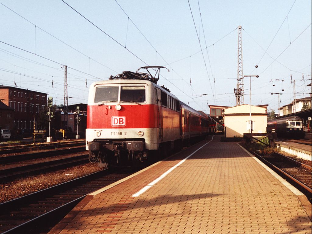 Heute drei Farben der BR 111: Die 111 158-2 mit RE 22007 Trier-Koblenz auf Trier Hauptbahnhof am 22-7-2000. Bild und scan: Date Jan de Vries.