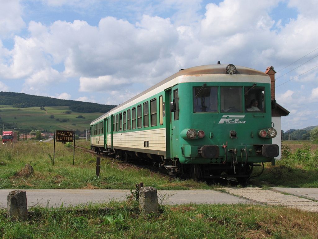 Heute drei Farbvariante von diese alte Franzsische Triebagens in Rumanien. Hier ist 57-0439-9/97-0539-3 der Regiotrans (ex-SNCF X 4626, Baujahr: 1970) mit Regionalzug 14832 Sighişoara-Odorhei auf Bahnhof Lutiţa zu sehen am 30-8-2010.