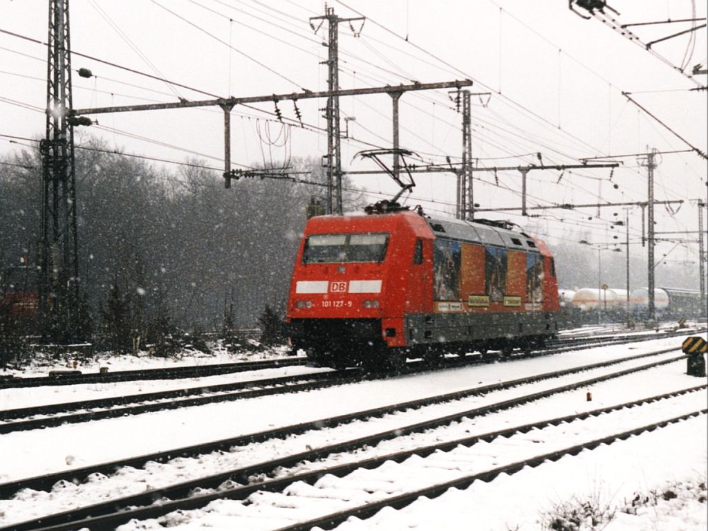 Heute drei Farbvariante der BR 101. Die 101 127-9 w�hrend einem Schneeschauer auf Bahnhof Bad Bentheim am 28-12-2000. Bild und scan: Date Jan de Vries.