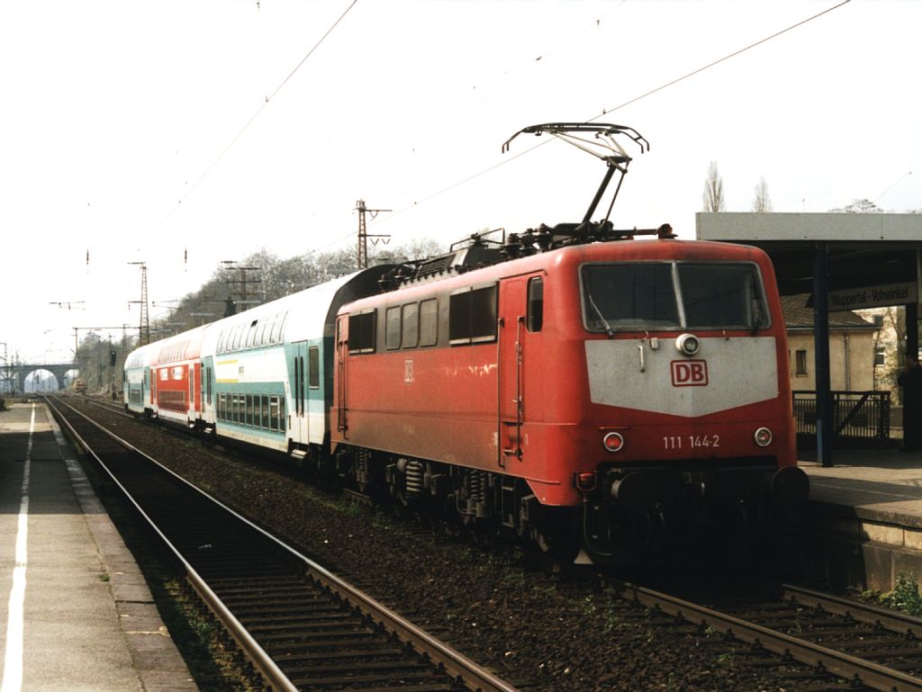 Heute drei Farbvariante der BR 111: 111 144-2 mit RE 7 Rhein-M�nsterland-Express 10718 M�nster-D�ren auf Bahnhof Wuppertal Vohwinkel am 21-4-2001. Bild und scan: Date Jan de Vries.