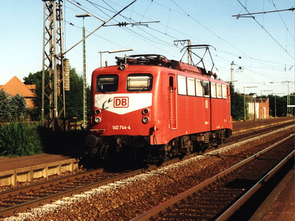Heute drei Farbvariante der BR 140. Hier ist die 140 744-4 als Lokzug unterwegs in die Richting Leer auf Bahnhof Salzbergen am 09-08-1995. Bild und scan: Date Jan de Vries.