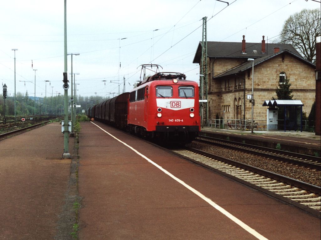 Heute drei Farbvariante der BR 140. Die 140 409-4 mit einem Gterzug auf Bahnhof Hasbergen am 22-4-2000. Bild und scan: Date Jan de Vries. 
