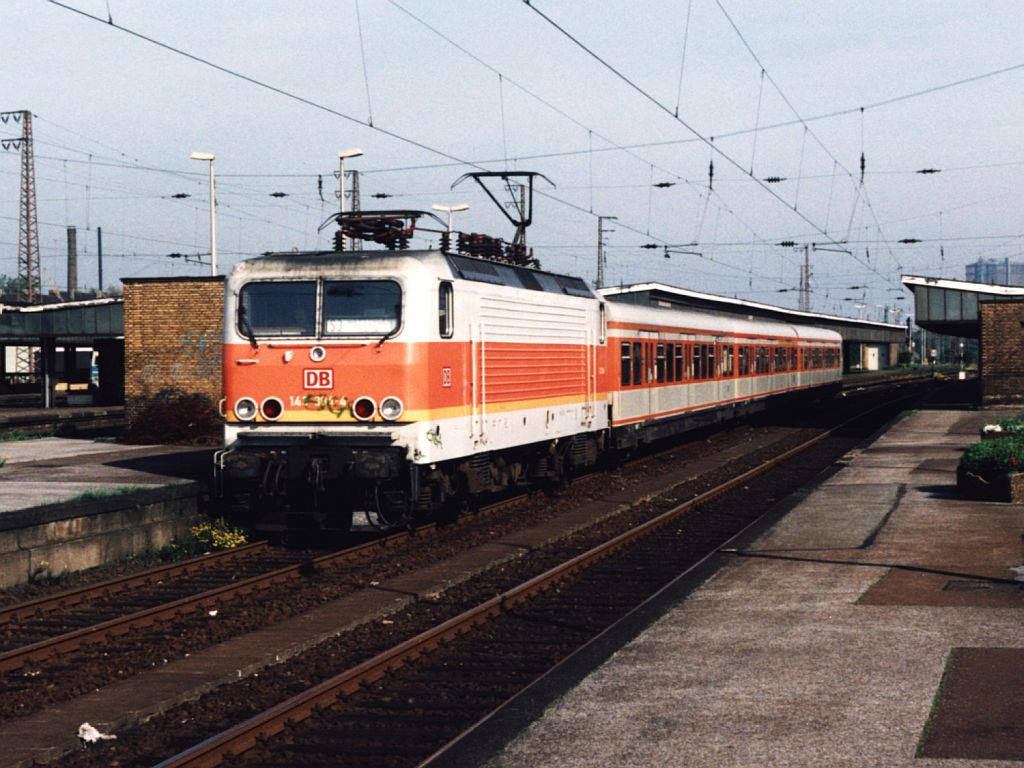 Heute drei Farbvariante der BR 143. Die 143 304-4 mit S-Bahn Oberhausen-Mlheim-Essen-Hattingen auf Oberhausen Hauptbahnhof am 17-10-1995. Bild und scan: Date Jan de Vries.