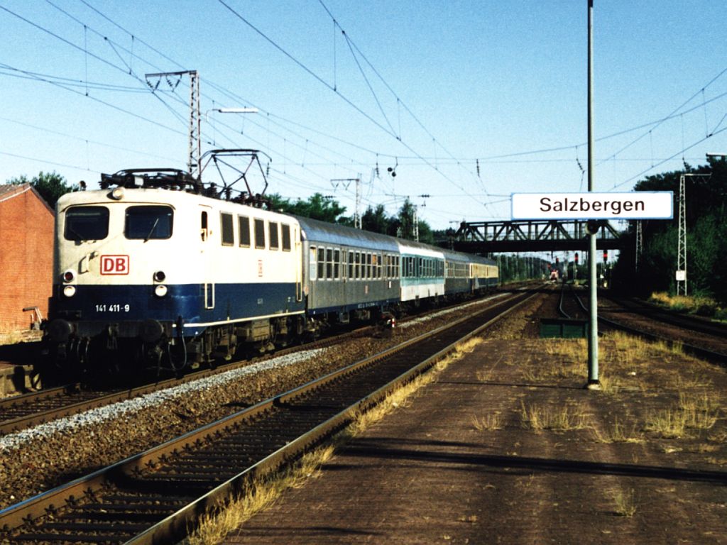 Heute drei Farbvariante der Knallfrosch aus die bunte DB-Zeit. Hier ist die 141 411-9 mit die aus drei (!) verschiedene Wagens bestehende RE 3024 Uelzen-Bad Bentheim auf Bahnhof Salzbergen zu sehen am 09-08-1995. Bild und scan: Date Jan de Vries.
