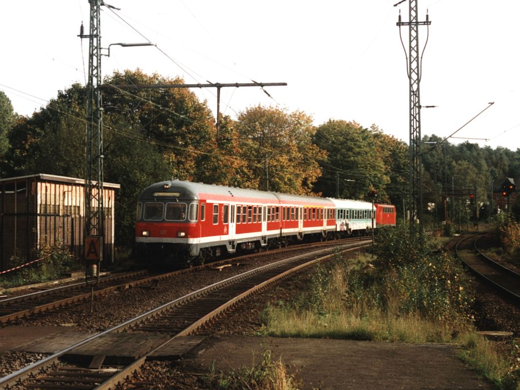 Heute drei Farbvariante der Steuerwagen Bauart Karlsruhe. 141 103-1 mit RE 19  Hellweg-Express  12126 Warburg-Dortmund auf Bahnhof Altenbeken am 13-10-2001. Bild und scan: Date Jan de Vries.