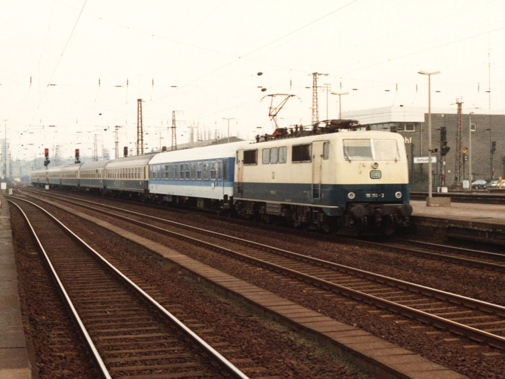 Heute drei Lackierungen der BR 111: 111 110-3 mit D 2536 Bremerhaven-Saarbr�cken auf Oberhausen Hauptbahnhof am 3-3-1993. Bild und scan: Date Jan de Vries.