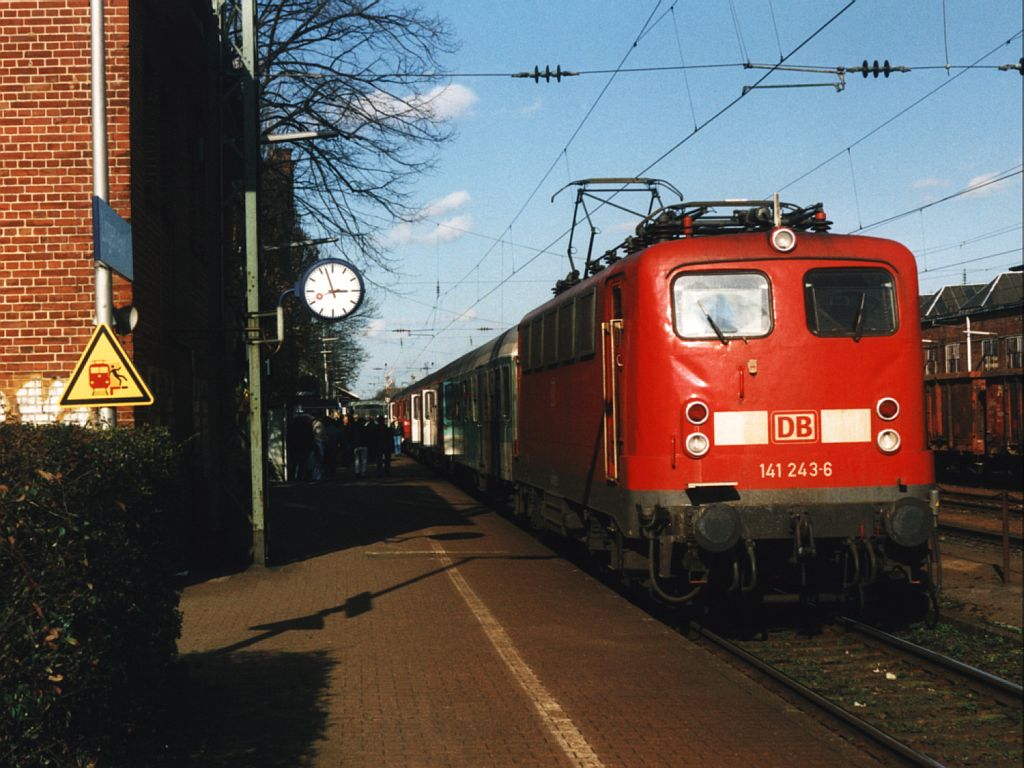 Heute drei Lackierungen der Knallfrosche: 141 243-6 mit RB 65 Emsland-Express 24122 Mnster-Emden auf Bahnhof Lingen am 9-3-2002. Bild und scan: Date Jan de Vries.