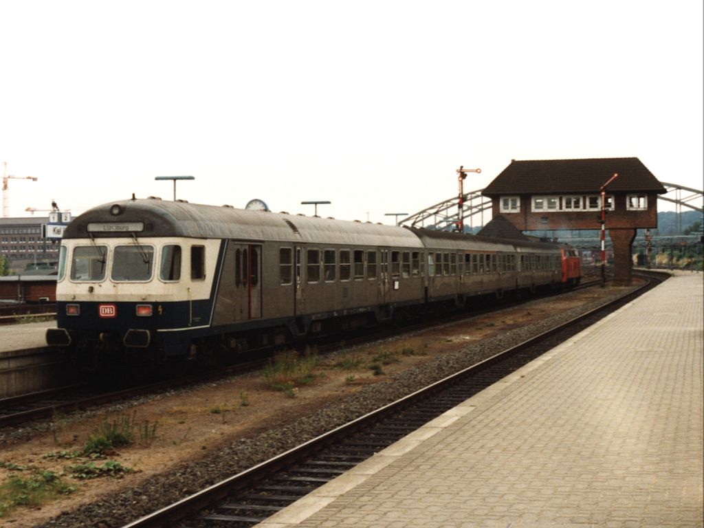 Heute drei Variante der Steuerwagen Bauart Karlruhe: Hier ist 218 153-0 mit E 3549 Kiel-L�neburg und eine Steuerwagen auf Kiel Hauptbahnhof am 26-07-1992. Bild und scan: Date Jan de Vries.