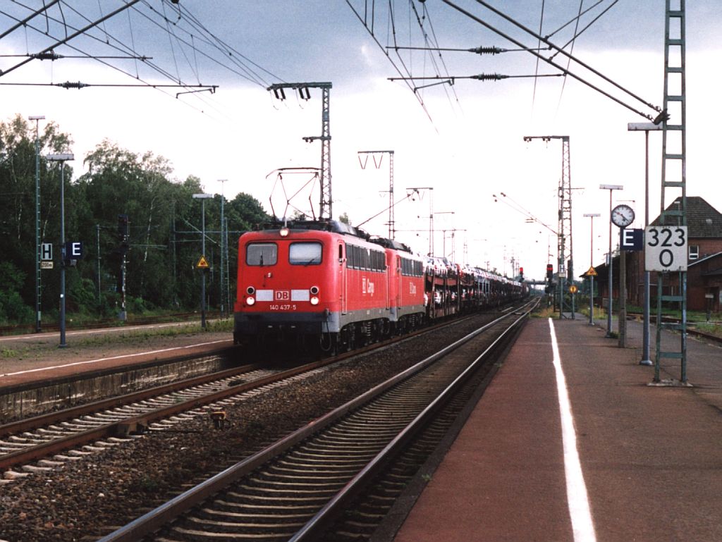 Heute drei verschiedene Lackierungen der BR 140. Hier sind 140 437-5 und 140 213-0 mit eine Gterzug nach Emden unterwegs auf Bahnhof Leer am 19-8-2004. Bild und scan: Date Jan de Vries.