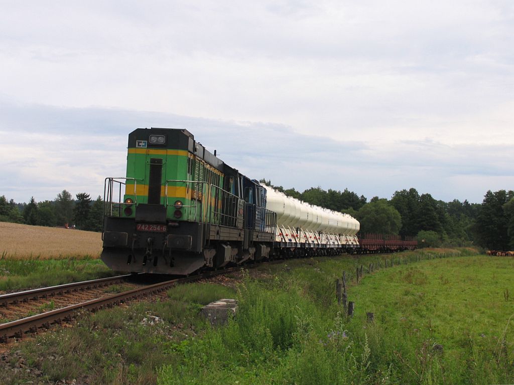 Heute drei verschiedene Lackierungen der BR 742. 742 254-6 und 742 092-0 mit Gterzug Mn 83432 Trutnov Střed-Vrchlabi bei Letn am 12-8-2011.