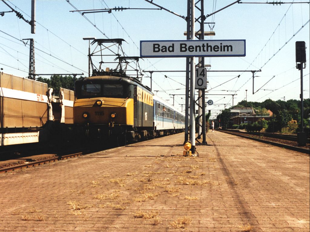 Heute drei verschiedene Niederlndische E-Loks im Grenzverkehr Duetschland-Niederlande. Die 1115 (Nederlandse Spoorwegen) mit IR 2344 Berlin Zoo-Schiphol auf Bahnhof Bad Bentheim am 9-8-1995. Bild und scan: Date Jan de Vries.