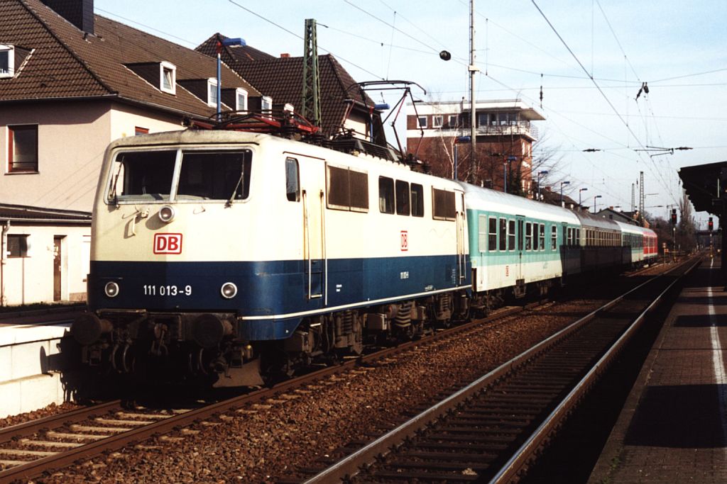 Heute drei verschiene Variante der BR 111. Auf Bahnhof Haltern steht die 111 013-9 mit RB 12244 (RB 42 Haard-Bahn) Haltern-Essen abfahrtsbereit am 27-02-2000. Bild und scan: Date Jan de Vries.