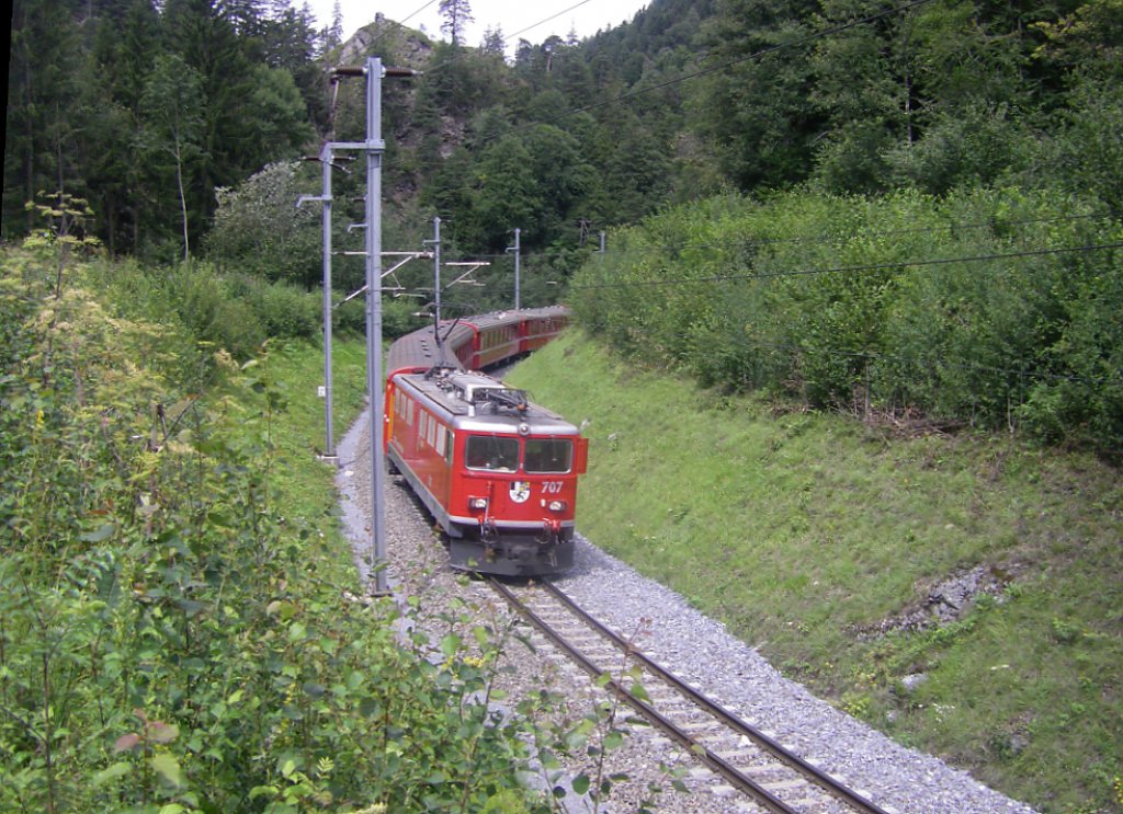 Heute durfte die Ge 6/6 II 707  Scuol  wieder einmal einen Personenzug ziehen. (21. Juli 2011)