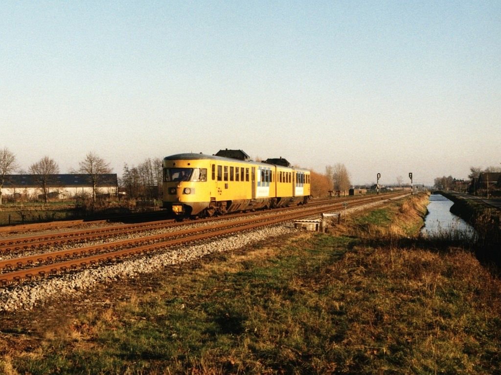 Heute fahren hier Buffels, aber in 1996 gab es noch die schne alte Triebwagen der DE-II. Auf dieses Bild ist die 162 mit Regionalzug 6148 Arnhem-Tiel unterwegs bei Kesteren am 21-12-1996. Bild und scan: Date Jan de Vries.