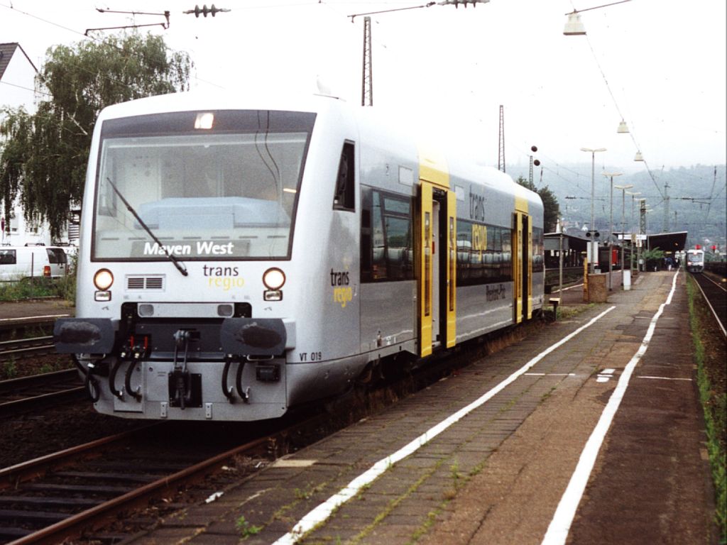 Heute fahrt hier eine 628/928 der DB, aber 10 Jahre zurck gab es noch diese moderne Triebwagen in Andernach. Die VT 019 (Trans Regio Rheinland Pfalz) mit einem Regionalzug Andernach-Mayen Ost auf Bahnhof Andernach am 20-7-2000. Bild und scan: Date Jan de Vries.