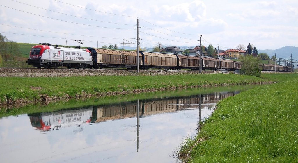 Heute genau vor 5 Jahren am 28.04.2008 ist
die 1016 047 mit einem Ganzzug (48930?)
in Wartberg an der Krems durchgefahren.