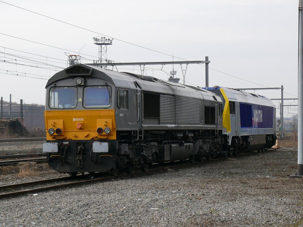 Heute geparkt in Montzen : Class 66 Nr.92 80 1266 025-6 D-BRLL. Diese Lok gehrt der Beacon Rail Leasing Limited und fhrt fr Freightliner Poland. Dahinter steht die Voith Maxima von Crossrail. Aufgenommen am 23/01/2010.