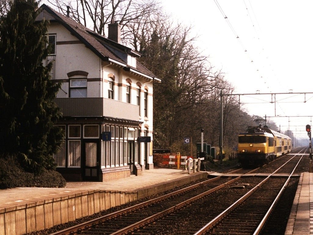 Heute gibt es leider keine Z�ge mehr in Bahnhof Soestduinen. Die Bahnsteige sind nicht mehr da, aber gl�cklich ist das sch�ne Bahnhofsgeb�ude noch da. Hier ist 1711 mit Doppelstockwagen 7322 unterwegs als Regionalzug 5630 Zwolle-Utrechtauf auf Bahnhof Soestduinen am 25-3-1998. Bild und scan: Date Jan de Vries.