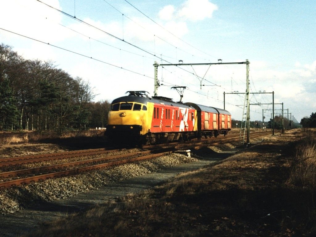 Heute gibt es leider keine Postzge mehr in die Niederlande. Hier gibt es noch die 3028 mit Postzug 50602 Arnhem-Utrecht bei Ginkel am 14-2-1997. Bild und scan: Date Jan de Vries.