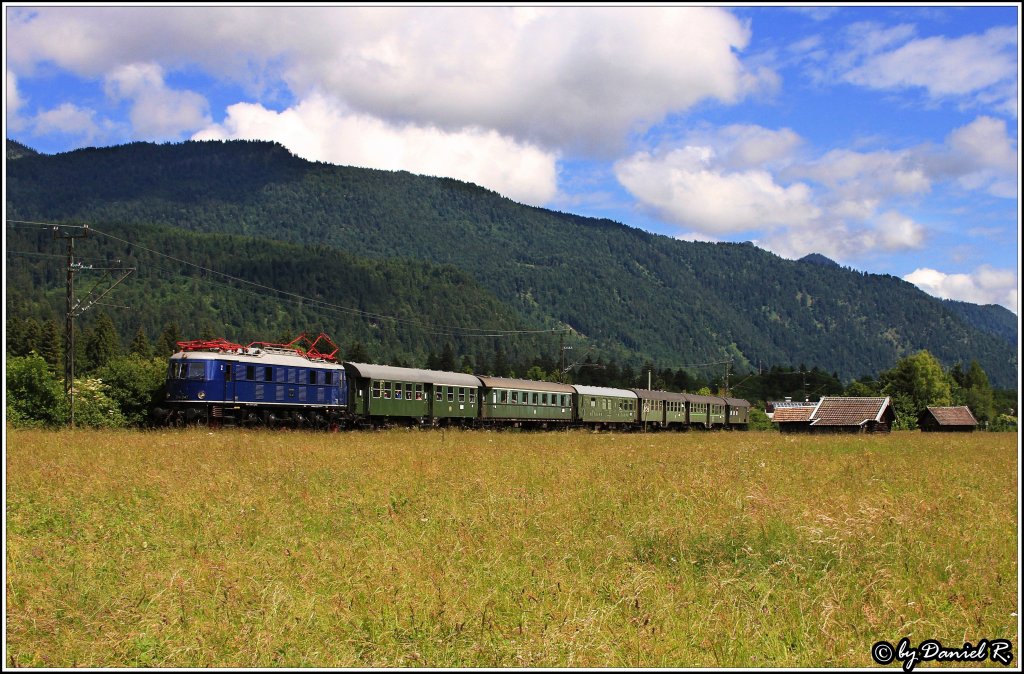 Heute gibts vier Bilder aus Garmisch-Partenkirchen. Zu sehen ist die E18 047 mit dem DPE 337 von Frth ber Nrnberg, Augsburg, Mnchen Pasing und Tutzing nach Garmisch-Partenkirchen. Besteller dieser Sonderfahrt war die Frnkische Museuems Eisenbahn. Hier ist die edle Dame, die sich wohl noch nicht allzuoft auf bayerische Gleise verrirt haben drfte, kurz vor dem Endbahnhof zu sehen. (12.06.2011, Garmisch-Partenkirchen)
