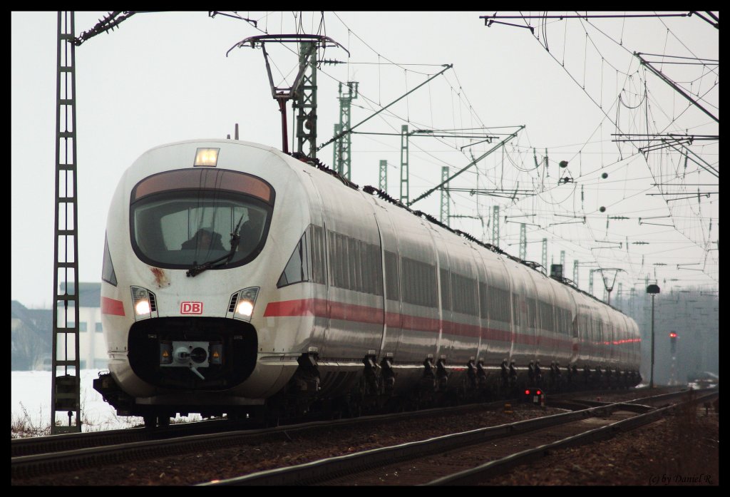 Heute habe ich mal dein Rat von Kay B. befolgt. Er schrieb vor einiger Zeit  Aus Spot mal den Autofokus ausmachen . Habe ich gemacht, einfach mal mit dem Fokus mit Buchstaben  M  fotografiert. Und siehe da, es klappt. Zu sehen ICE (411 + 415) von Wien Hbf nach Frankfurt (Main) Hbf am 31.01.2011 durch Mangolding. 