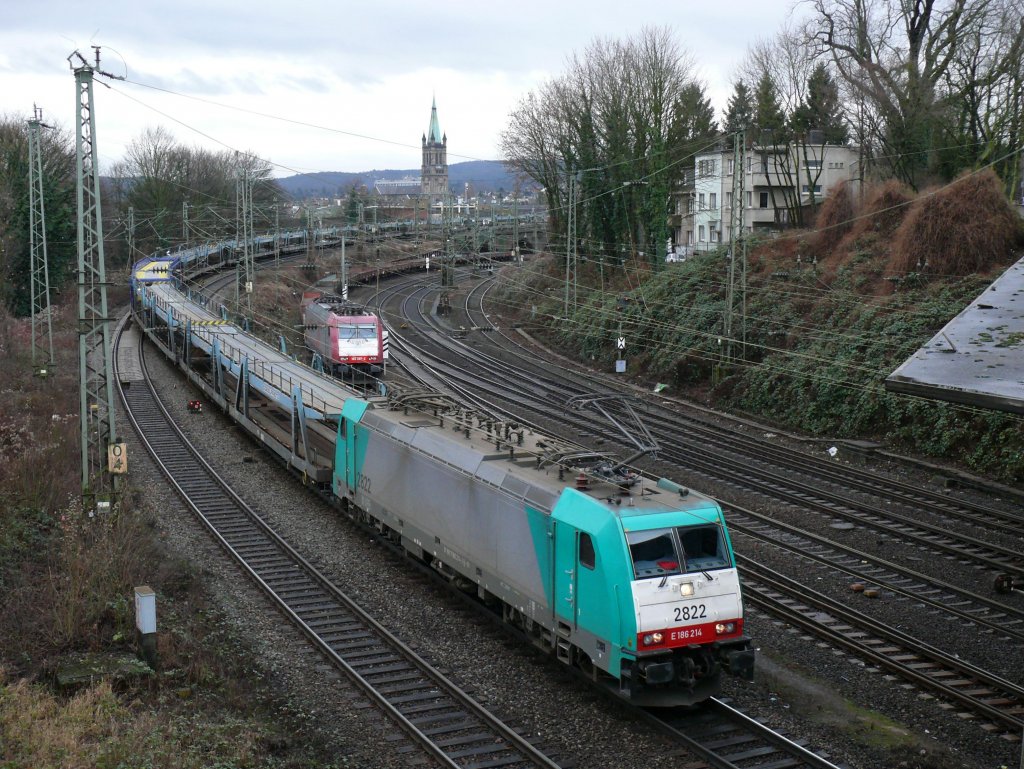 Heute herrschte Hochbetrieb in Aachen-West. 2822 hatte einige Zeit mit dem leeren Autozug am Ende der Rampe warten mssen, bevor die Einfahrt freigegeben wurde. Aufgenommen am 30/12/2009.