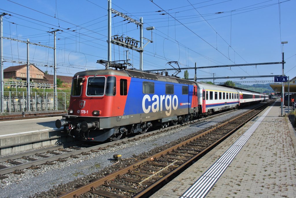 Heute kam wieder einmal ein belgischer Personenwagen in die Schweiz. Im Bild ist der IR 1969, gezogen von der Re 421 378-1, dahinter der geschlossene, defekte Am  61-88 19-70 609-3, beim Zwischenhalt in Frick, 10.09.2012.