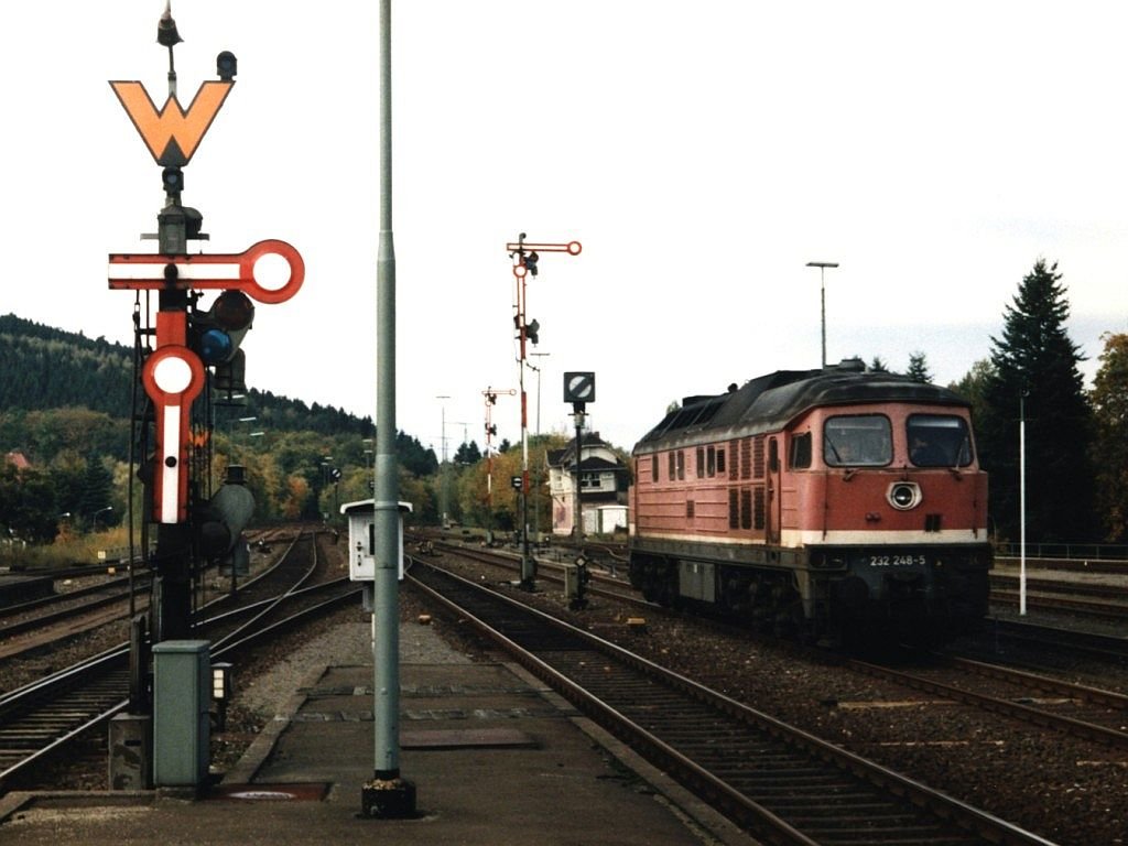 Heute kaum noch vor zu stellen: 232 248-5 in DR-Farben und ein kleines Formsignal auf Bahnhof Goslar am 17-10-1997. Bild und scan: Date Jan de Vries.