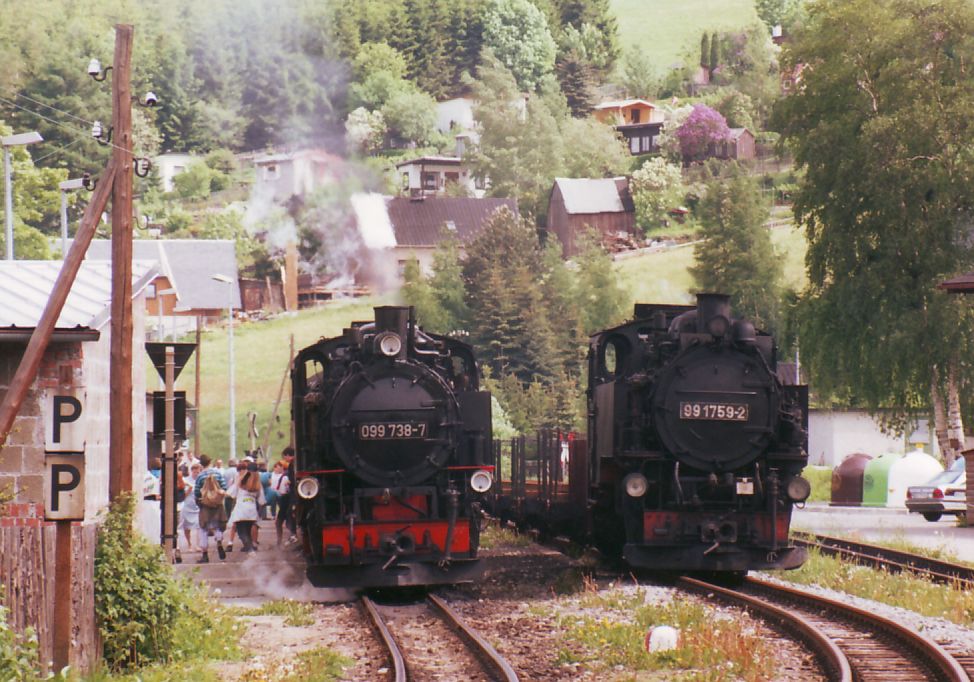 Heute keine Kreuzung, sondern eine berholung im Bf Neudorf/Erzgebirge.
99 1759 wartet mit Gterwagen auf Gleis 2 die berholung des Personenzuges nach Oberwiesenthal mit Lok 099 738 ab.Diese sonst unbliche Betriebsfhrung fand am 02.06.1994 statt.
(Scann von Org.Foto)