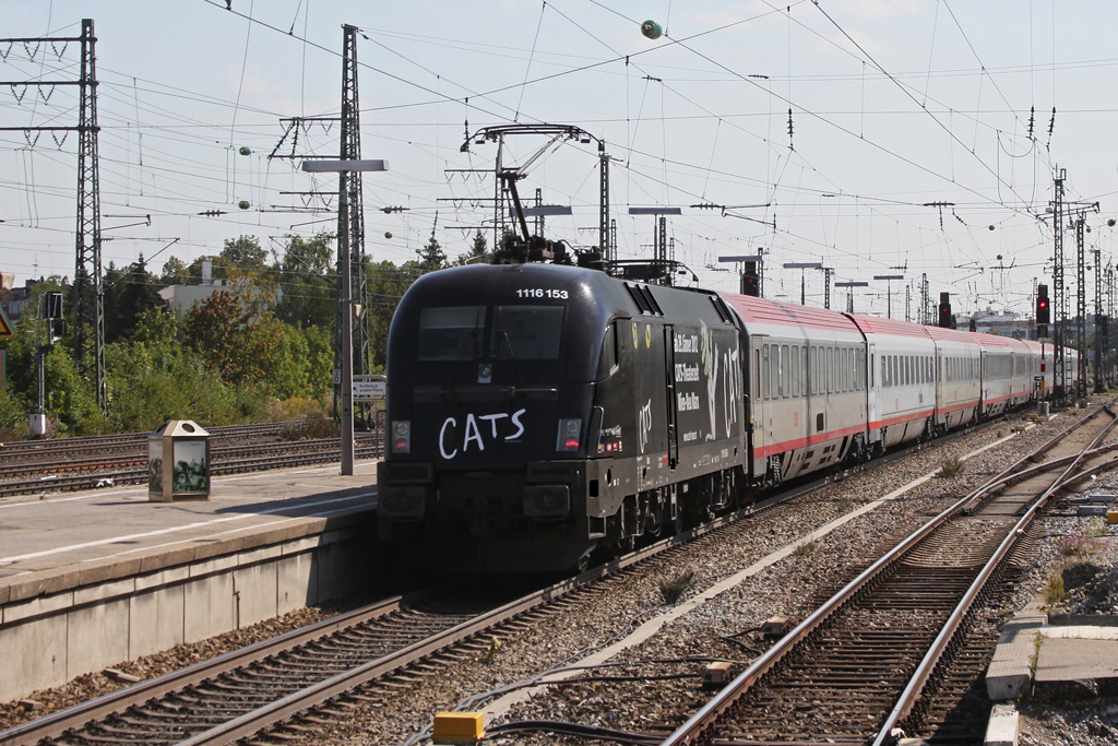 Heute konnte ich 1116 153 mit EC 113 in meiner halbstndigen Mittagspause schnell in Mnchen Pasing fotografieren. Fr eine vernnftige Fotostelle war die Mittagspause leider zu kurz. (15.09.2011)