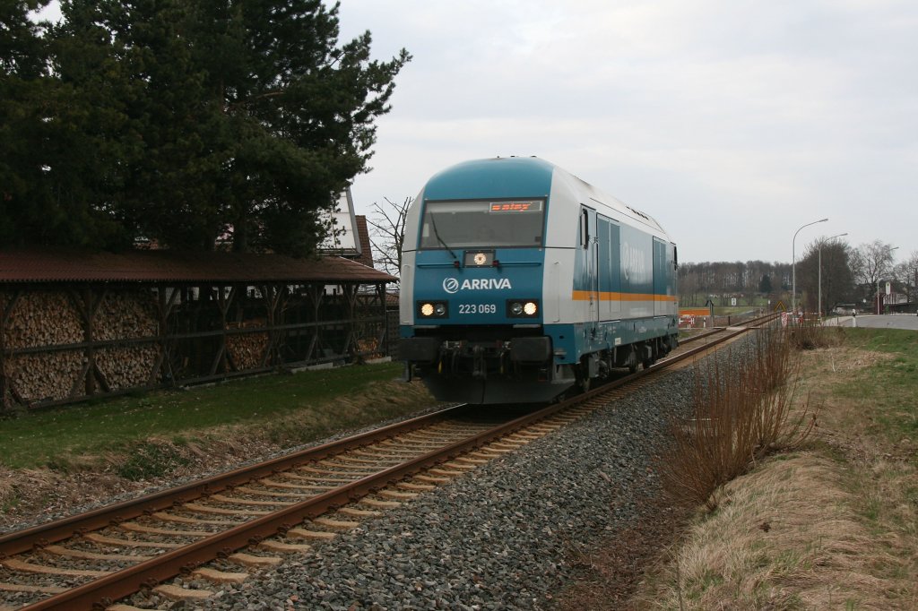 Heute konnte ich 223 069 auf berfhrungsfahrt in Httelsgrn(Kreis Zwickau)ablichten. Aufgrund der Vollsperrung der Gltzschtalbrcke ging die Fahrt ber die Strecke Zwickau-Falkenstein.01.04.2011.