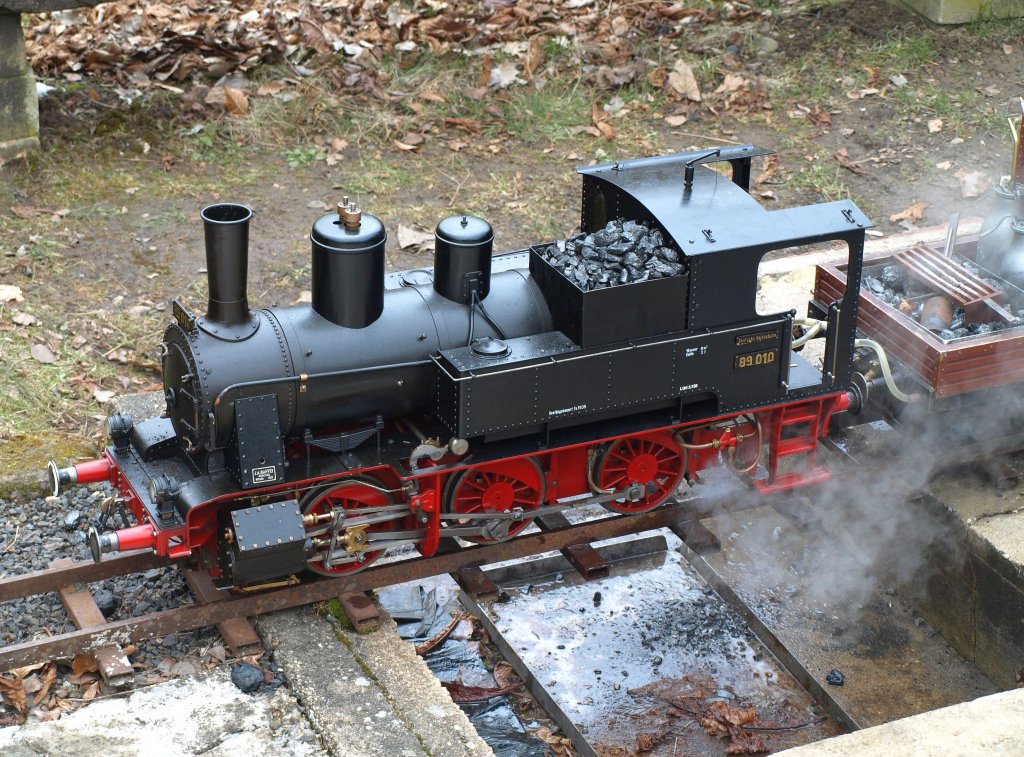 Heute kurz im Einsatz war diese BR89 und verbreitete ein wenig Dampf-Flair in Kaufungen (30.3.2013).