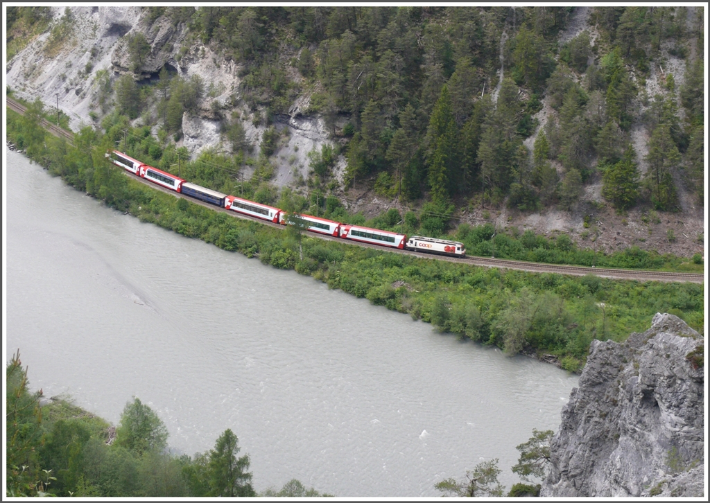 Heute mal Bilder aus der Vogelperspektive. Aufgenommen von der Verbindungsstrasse Bonaduz - Versam habe ich hier den GlacierExpress 902 Zermatt-Davos mit der Ge 4/4 III 641  Maienfeld  in der Vorderrheinschlucht bei Trin. (26.05.2010)