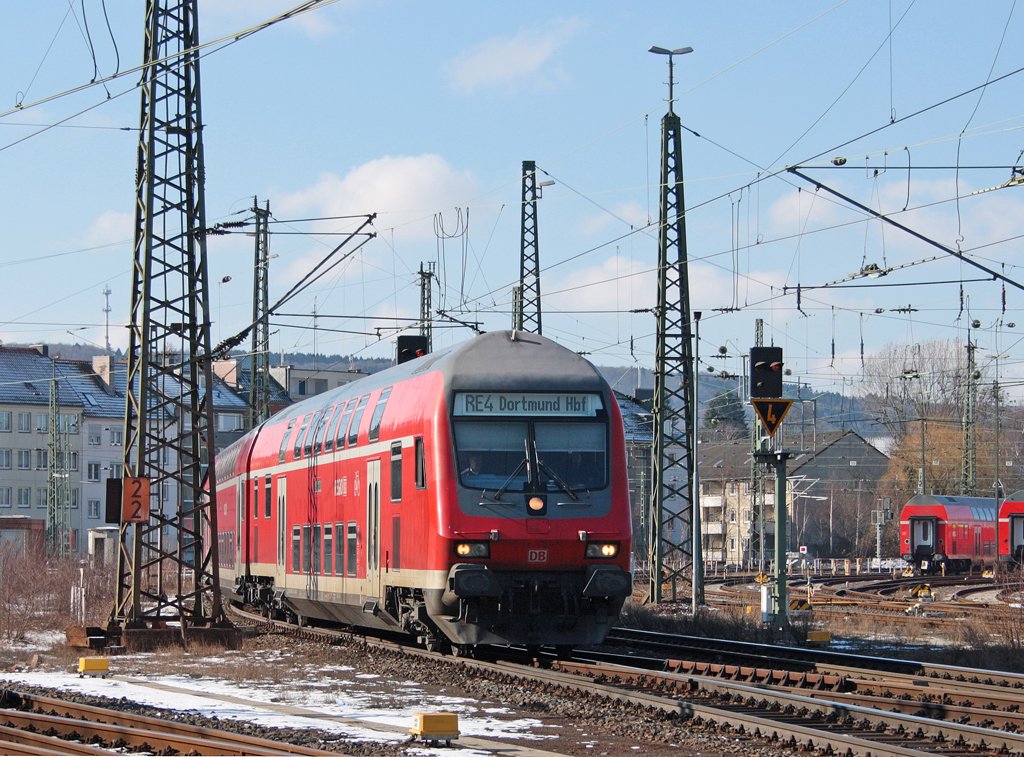 Heute mal in gedrehter Wagenreihung, der RE4  Wupper-Express  (10410) aus Dortmund nach Aachen mit Schublok 111 015 bei der Einfahrt in den Aachener Hbf 7.3.10