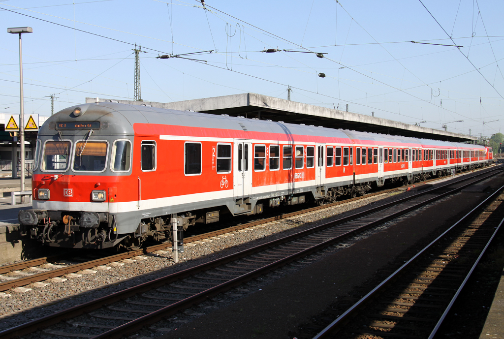 Heute mal keine langweilige 146.0 + 6 Dosto, sondern 111 129 mit 5 Silberlingen auf dem RE1 ab Hamm nach Aachen am 17.05.2012