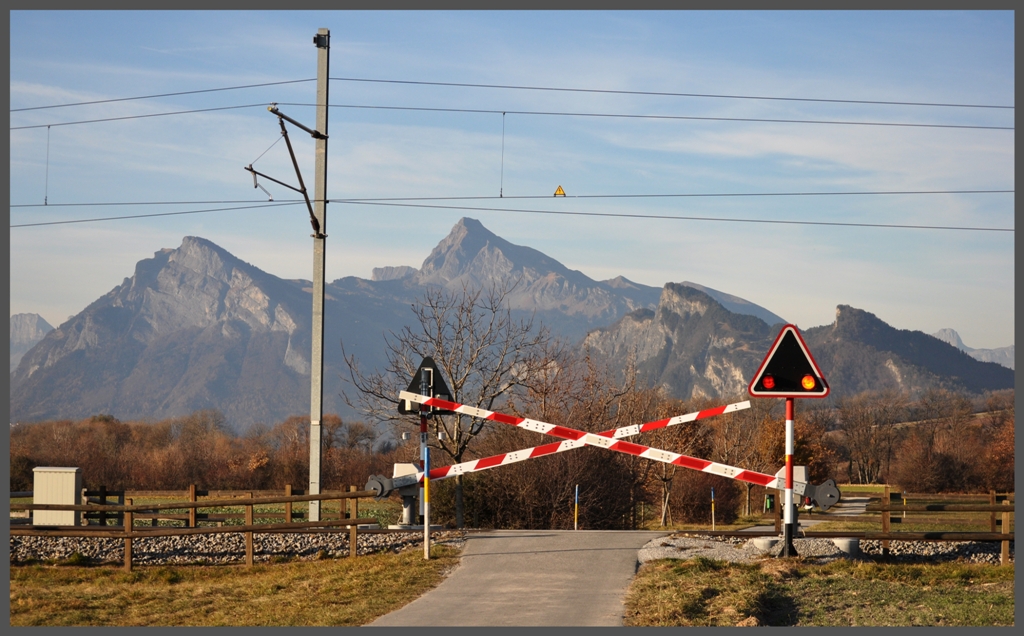 Heute mal was ganz Banales. Die neue Schrankenanlage der Rhtischen Bahn beim Pumpenhuschen zwischen Landquart und Malans. Blickrichtung Nordwest mit Gonzen, Gauschla und Regnitzer Spitz. (30.11.2011)