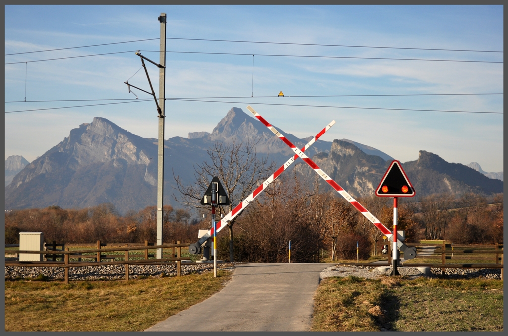 Heute mal was ganz Banales. Die neue Schrankenanlage der Rhtischen Bahn beim Pumpenhuschen zwischen Landquart und Malans. Blickrichtung Nordwest mit Gonzen, Gauschla und Regnitzer Spitz. (30.11.2011)