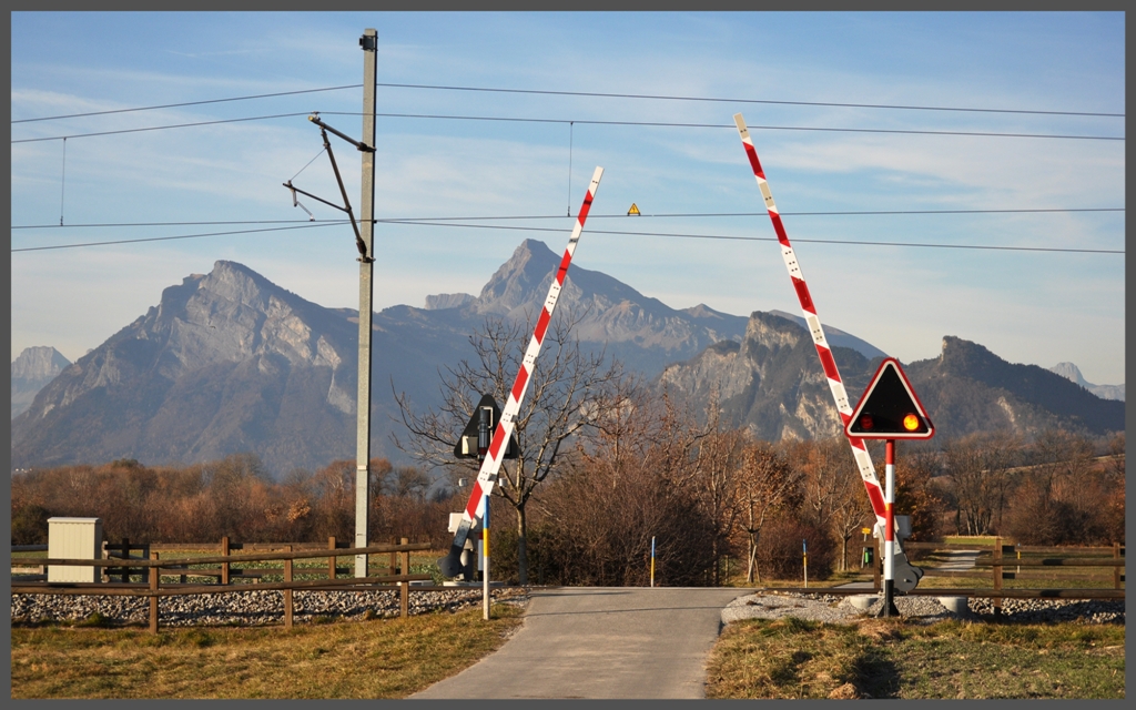 Heute mal was ganz Banales. Die neue Schrankenanlage der Rhtischen Bahn beim Pumpenhuschen zwischen Landquart und Malans. Blickrichtung Nordwest mit Gonzen, Gauschla und Regnitzer Spitz. (30.11.2011)